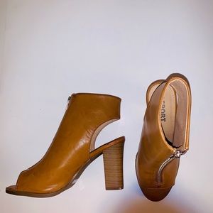 REPORT Open Back Zipper Shoes Size 9